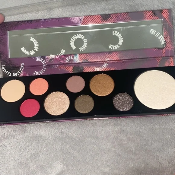 MAC risk taker eyeshadow pallet - Picture 2 of 6